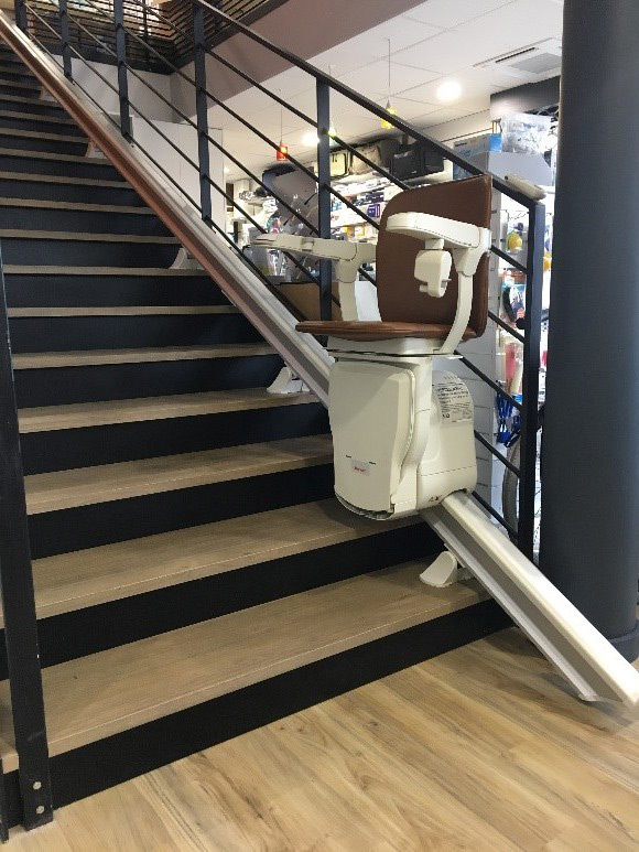 Monte escalier STANNAH chez CEMM magasin matériel médical Saint-Malo